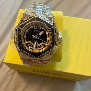 New new new plastics still on it.